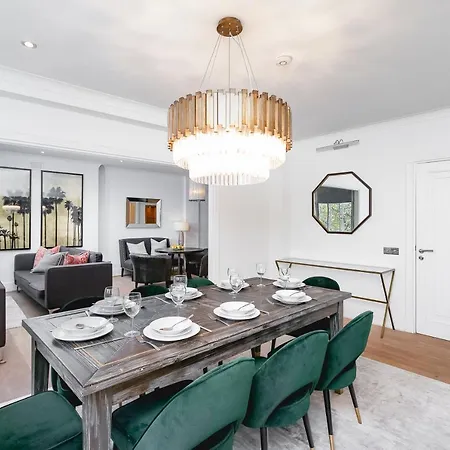 ' Luxury & Spacious Airconditioned 4 Bed 4 Bath Apartment '